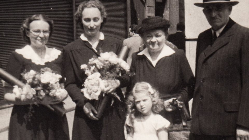 Jarmila Weinbergerová a její promoce v roce 1950. První zleva přítelkyně Květa