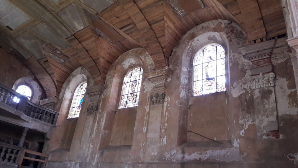 Vitrážová okna v kostele sv. Jiří v Horním Slavkově 