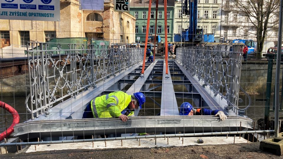 Dělníci usazují novou Goethovu lávku v Karlových Varech