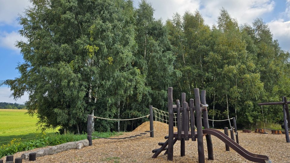 Dětské hřiště s malou opičí dráhou na stezce ve Sněžném | foto: Vladislava Wildová, Český rozhlas Dětské hřiště s malou opičí dráhou na stezce ve Sněžném