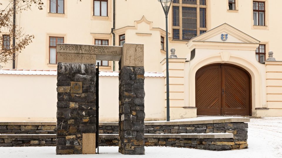 Naučná stezka začíná u tišnovské radnice, kde kdysi býval pranýř. Uvnitř radnice je dodnes pozůstatek šatlavy | foto: Zdeněk Truhlář, Český rozhlas Naučná stezka začíná u tišnovské radnice, kde kdysi býval pranýř. Uvnitř radnice je dodnes pozůstatek šatlavy