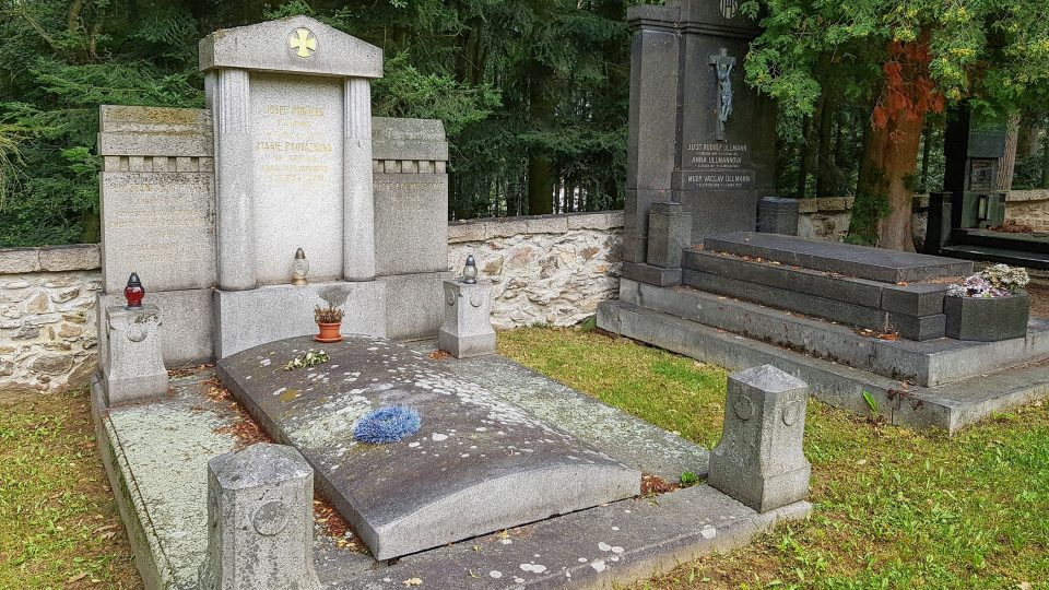 Hrob šlechtice Stanislava Provázka na bradelském hřbitově