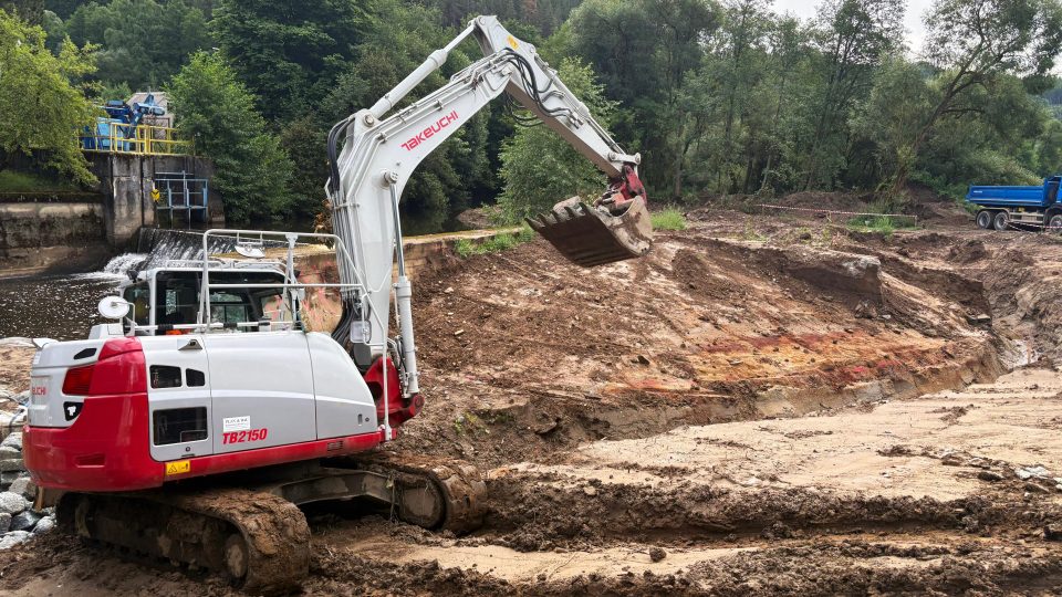 Budování rybího přechodu v Tepličce u Karlových Varů | foto: Václav Malý, Český rozhlas Budování rybího přechodu v Tepličce u Karlových Varů