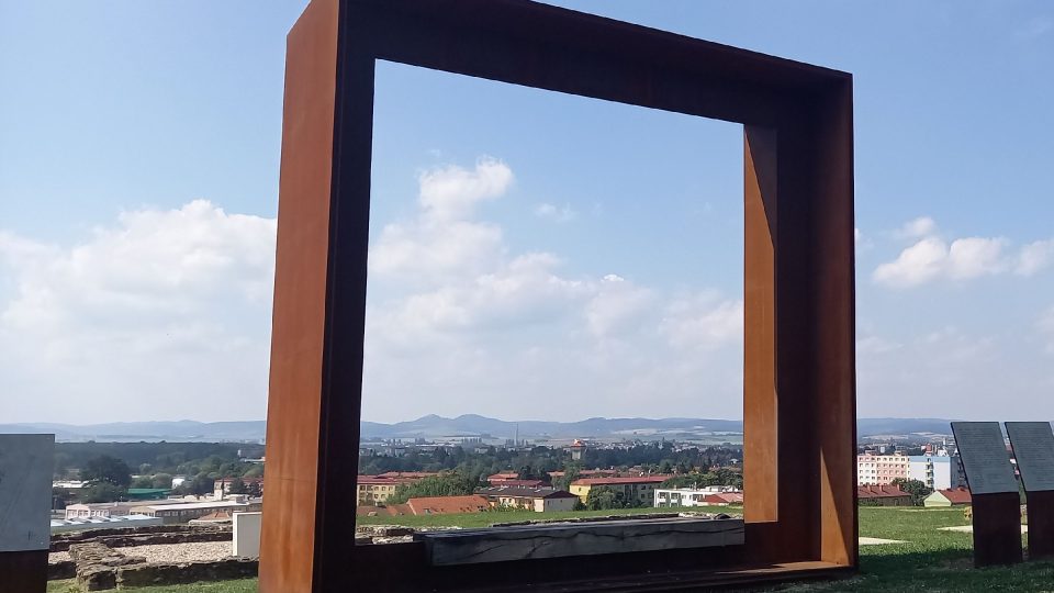Atmosféru místa i jeho jedinečnou polohu umocňuje obrovské okno do krajiny s výhledem na archeologickou lokalitu