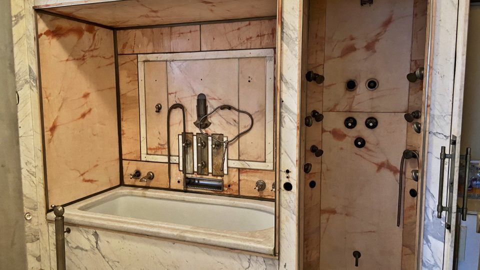 Koupelna z růžového mramoru - původní sprchový kout byl vybavený masážními tryskami speciálně pro invalidní dceru