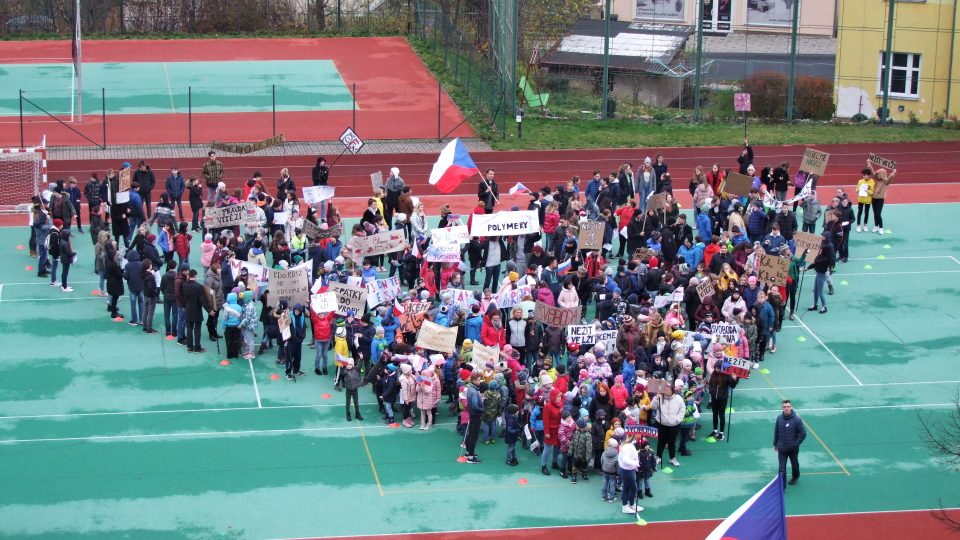 Vyvrcholením akce bylo shromáždění všech žáků školy s transparenty na sportovním hřišti