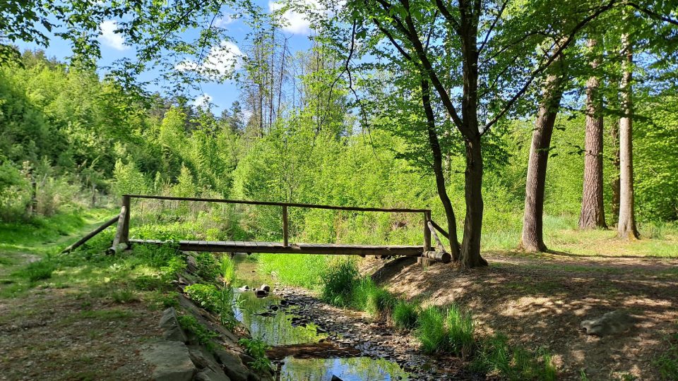 Romantický můstek přes říčku Pilávku