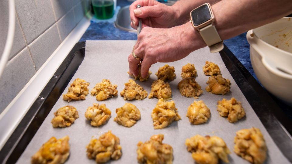 Z těsta tvoříme hrudky na plech vyložený pečicím papírem | foto: Martin Čuřík Z těsta tvoříme hrudky na plech vyložený pečicím papírem