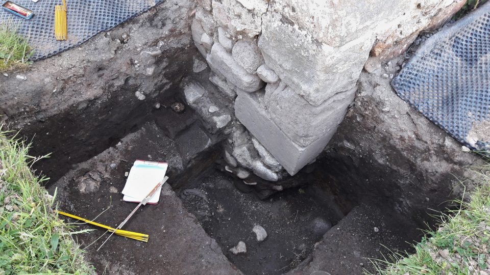 Archeologové ale zvýšenou vlhkost v obvodovém zdivu nepotvrdili