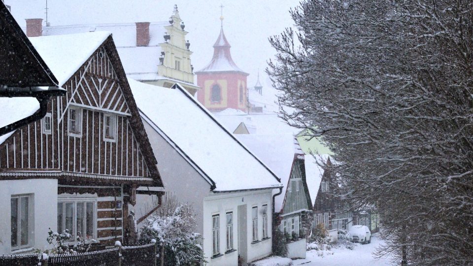 Pohled ze Zvědavé uličky ke kostelu sv. Vavřince v Jilemnici | foto: Vladislava Wildová, Český rozhlas Pohled ze Zvědavé uličky ke kostelu sv. Vavřince v Jilemnici