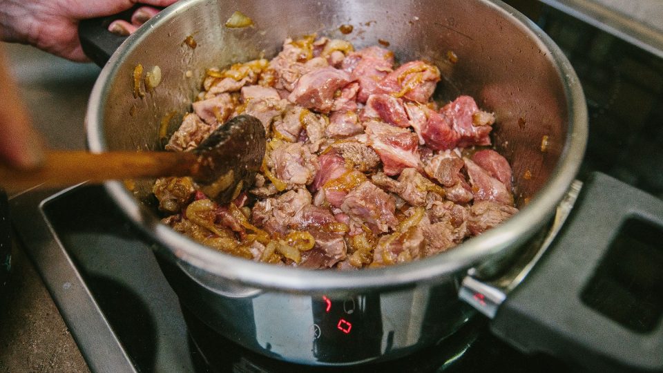 Kančí maso osmahneme na cibulovo-špekovém základu