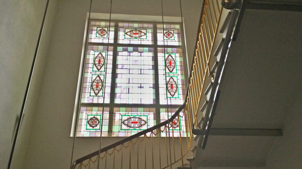 Interiér vily Becher - vitrážové okno