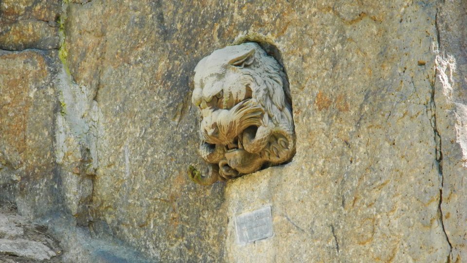 Ve skále je od roku 1859 usazena litinová plastika Hlava lvice, jejímž autorem je německý sochař August Kiss