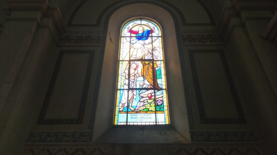 Kostel zdobí krásné vitráže