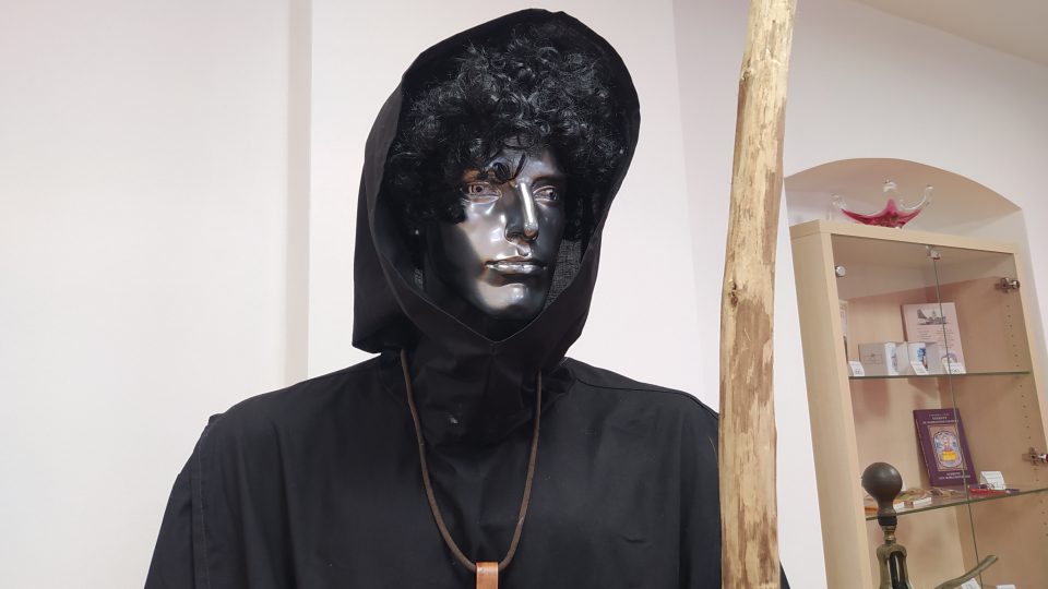 Mnich bez tváře je k vidění v Regionálním muzeu Kladrubska