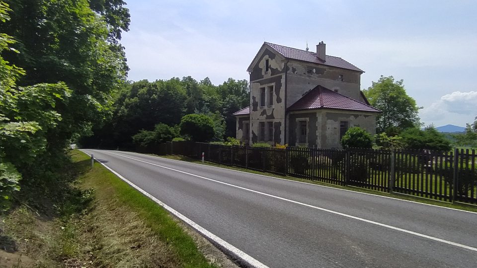 Druhá strana silnice vedoucí kolem kostela