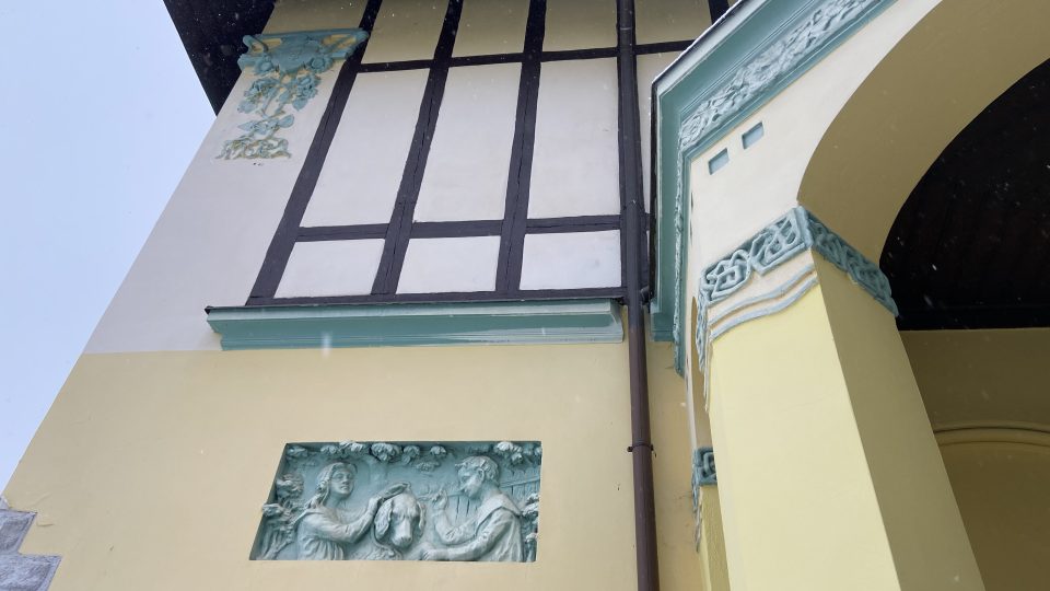 Detaily na fasádě vily Wilhelma Fuchse v Kraslicích