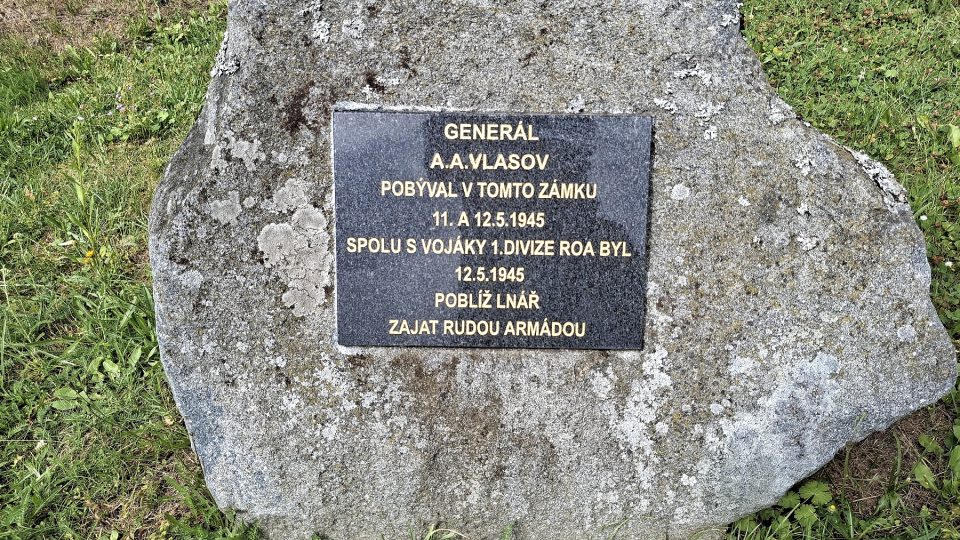 Pobyt generála Vlasova připomíná pamětní deska v zámeckém parku | foto: Zdeněk Zajíček, Český rozhlas Pobyt generála Vlasova připomíná pamětní deska v zámeckém parku