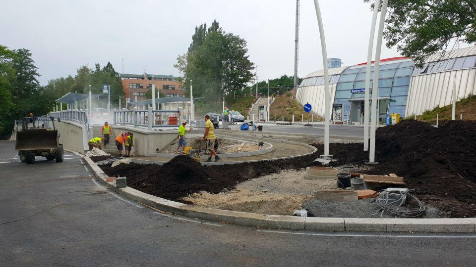 Město Karlovy Vary dokončuje úpravy nejbližšího okolí Horního vlakového nádraží