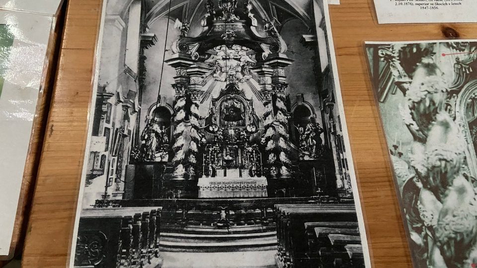 Fotografie zachycuje kostel v době, kdy do něj mířili tisíce poutníků