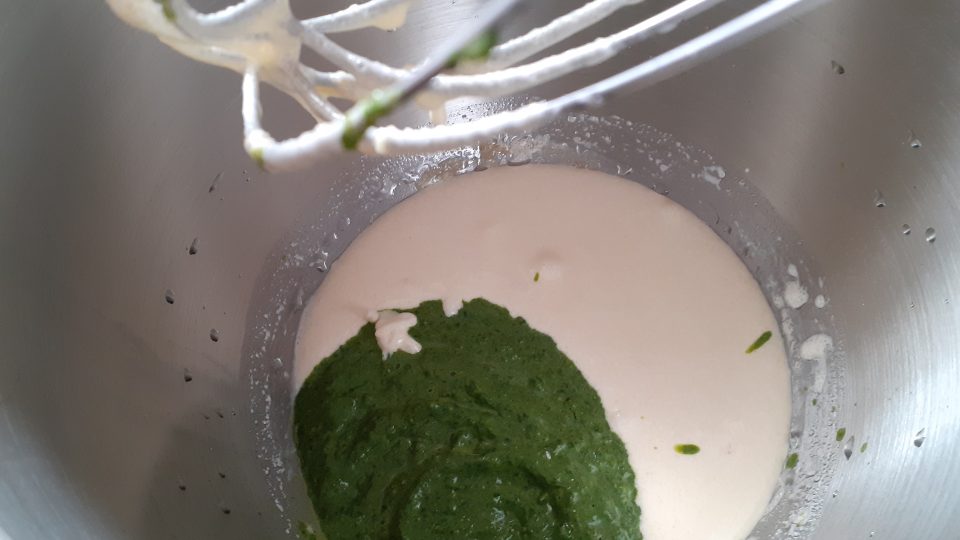Zelený dort - do těsta se přidává špenát