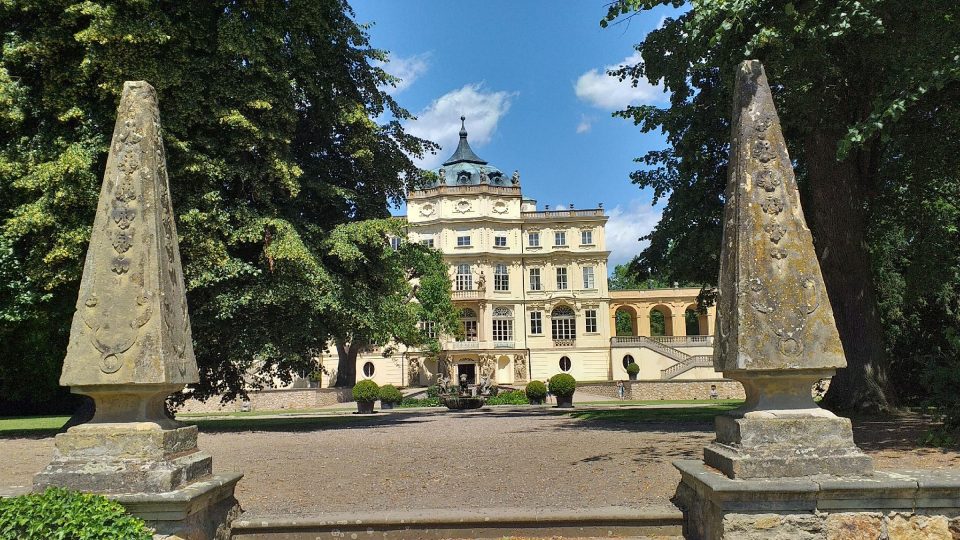 Anna Marie Františka Toskánská nechala vybudovat zámek, který se mohl srovnávat se sídly zahraniční šlechty