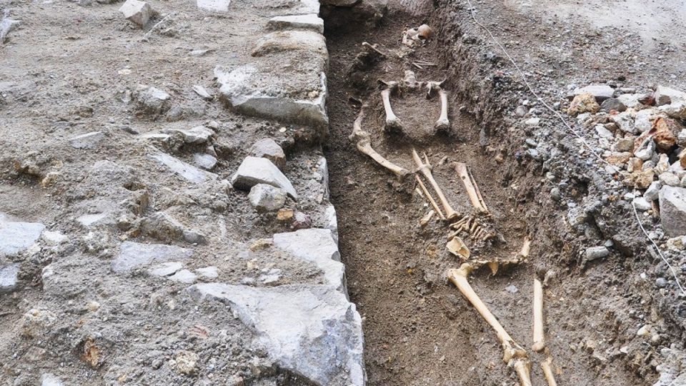 Nalezené kosterní pozůstatky u gotického kostela sv. Maří Magdalény.jpg