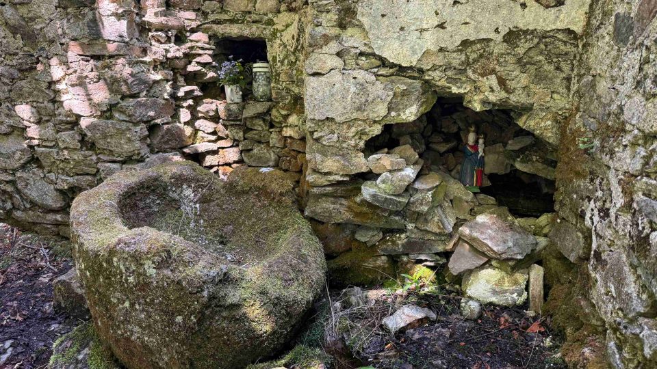 U sošky Madony s dítětem vyvěrá údajně léčivý pramen | foto: Jan Dvořák U sošky Madony s dítětem vyvěrá údajně léčivý pramen