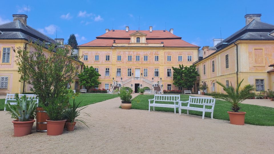 Lovecký zámeček Krásný Dvůr hraběcí rodiny Černínů se nachází Podbořansku v Ústeckém kraji