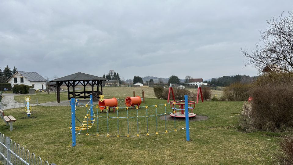 Vedle školy mají menší děti k dispozici i nové hřiště