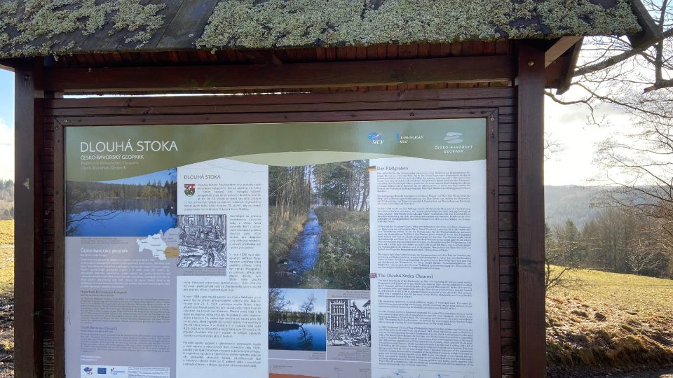 Informační panel v Krásně, kde voda z Dlouhé stoky vtéká do potoka Stoka