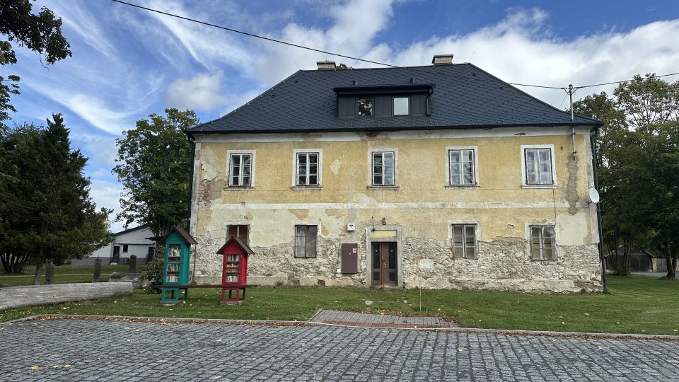 Budova fary ve Třech Sekerách | foto: Jana Strejčková, Český rozhlas Budova fary ve Třech Sekerách