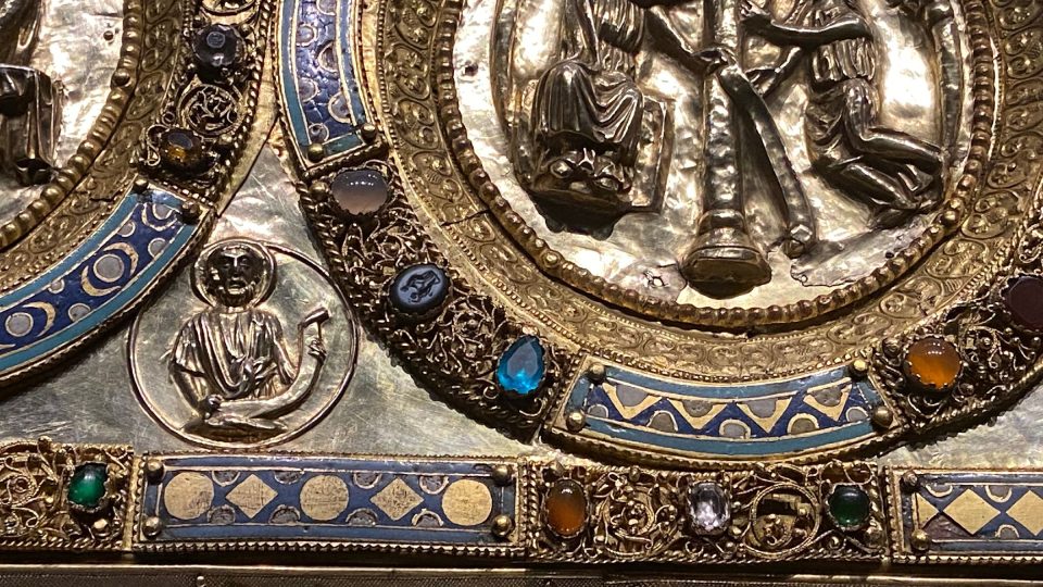 Jedná se o dřevěnou schránku zdobenou zlatem a drahými kameny | foto: Jana Strejčková, Český rozhlas Jedná se o dřevěnou schránku zdobenou zlatem a drahými kameny