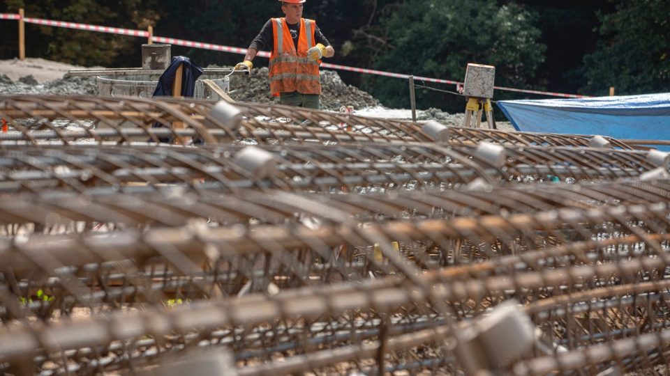 Stavba nejdelšího mostu na dálnici D6 u Petrohradu | foto: Robin Röhrich, Český rozhlas Stavba nejdelšího mostu na dálnici D6 u Petrohradu