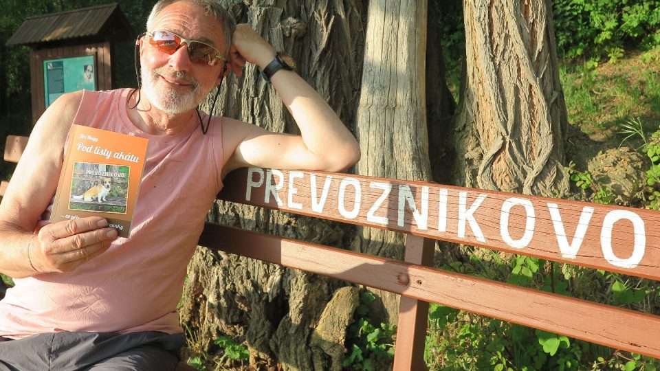 Převozníkova lavice. Tam převozník sedí pod akátem a čeká na zazvonění | foto: Martina Sihelská, Český rozhlas Převozníkova lavice. Tam převozník sedí pod akátem a čeká na zazvonění