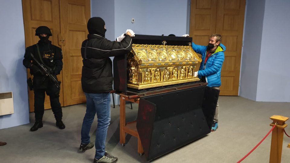 Stěhování relikviáře sv. Maura