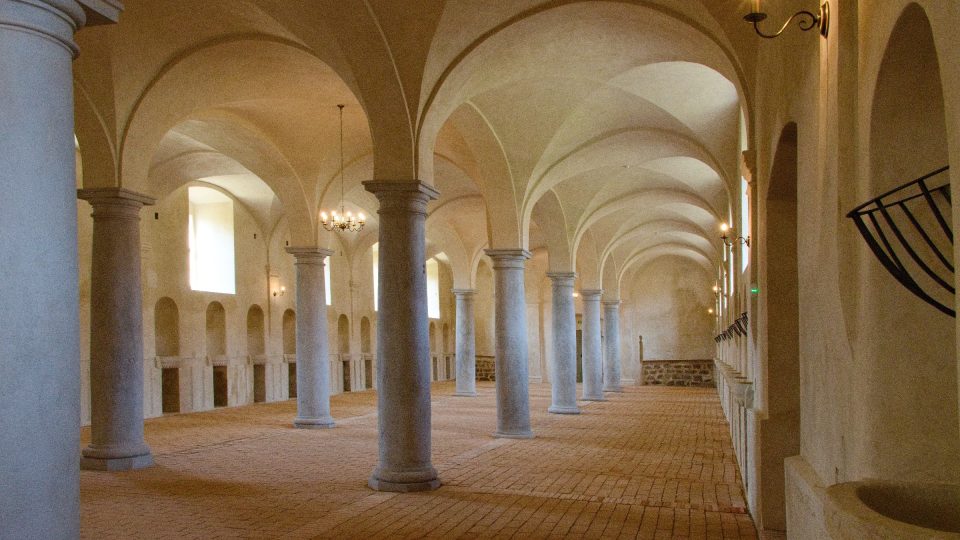 V největší barokní konírně bývalo ustájeno na šedesát koní | foto: Jaroslav Hoření, Český rozhlas V největší barokní konírně bývalo ustájeno na šedesát koní