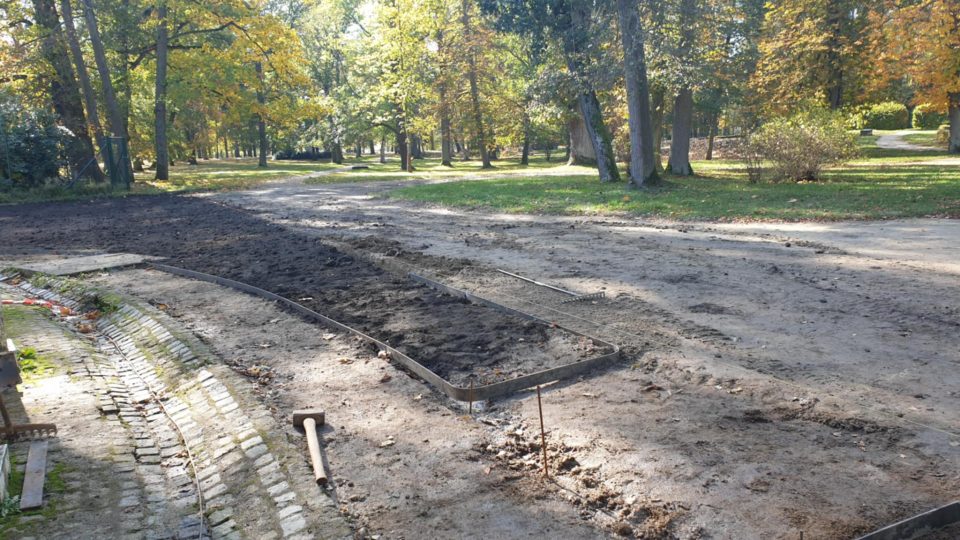 Místo pískových ploch budou travnatá místa, nové cesty i záhony