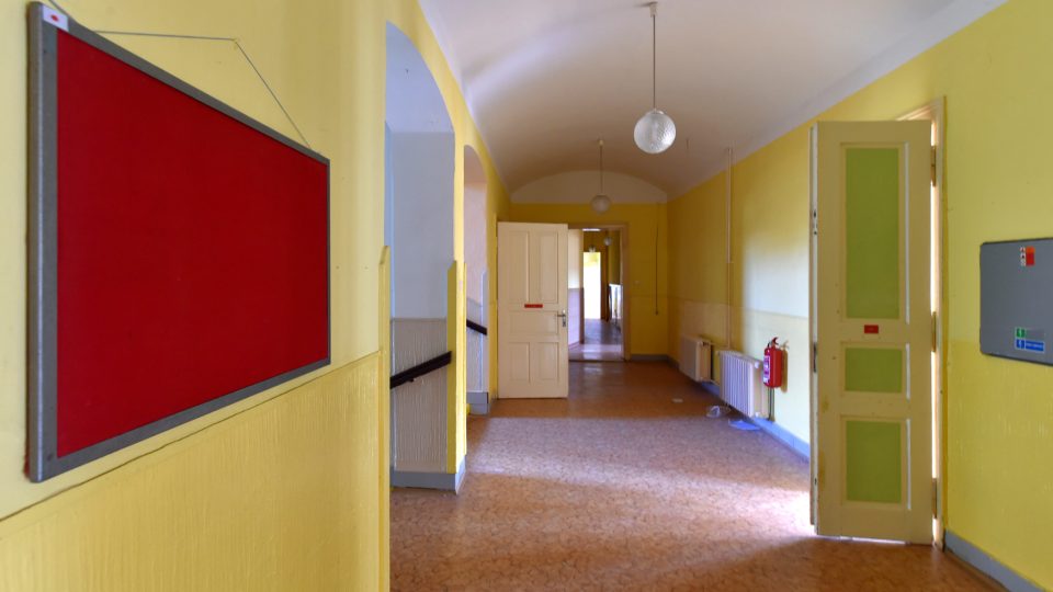 Prázdné prostory v opuštěné budově bývalé základní školy v ulici Dukelských hrdinů v Chodově. Objekt by měl po rekonstrukci sloužit místní základní umělecké škole | foto: Slavomír Kubeš, ČTK Prázdné prostory v opuštěné budově bývalé základní školy v ulici Dukelských hrdinů v Chodově. Objekt by měl po rekonstrukci sloužit místní základní umělecké škole