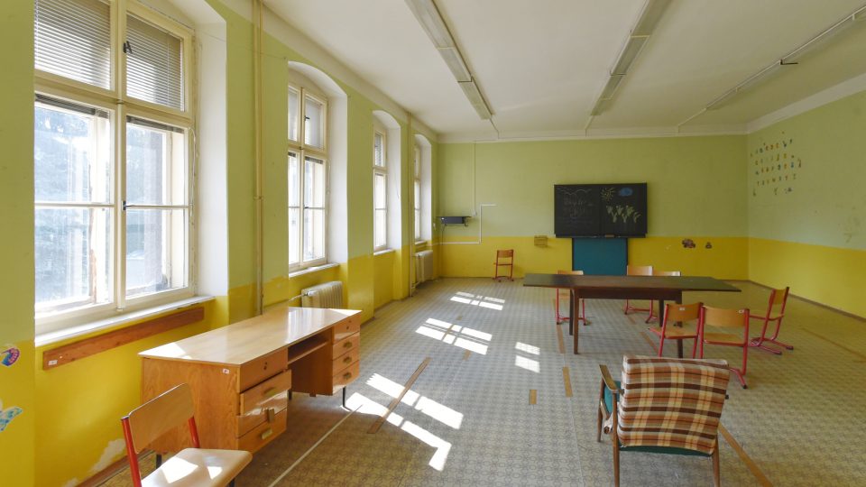 Prázdné prostory v opuštěné budově bývalé základní školy v ulici Dukelských hrdinů v Chodově. Objekt by měl po rekonstrukci sloužit místní základní umělecké škole | foto: Slavomír Kubeš, ČTK Prázdné prostory v opuštěné budově bývalé základní školy v ulici Dukelských hrdinů v Chodově. Objekt by měl po rekonstrukci sloužit místní základní umělecké škole