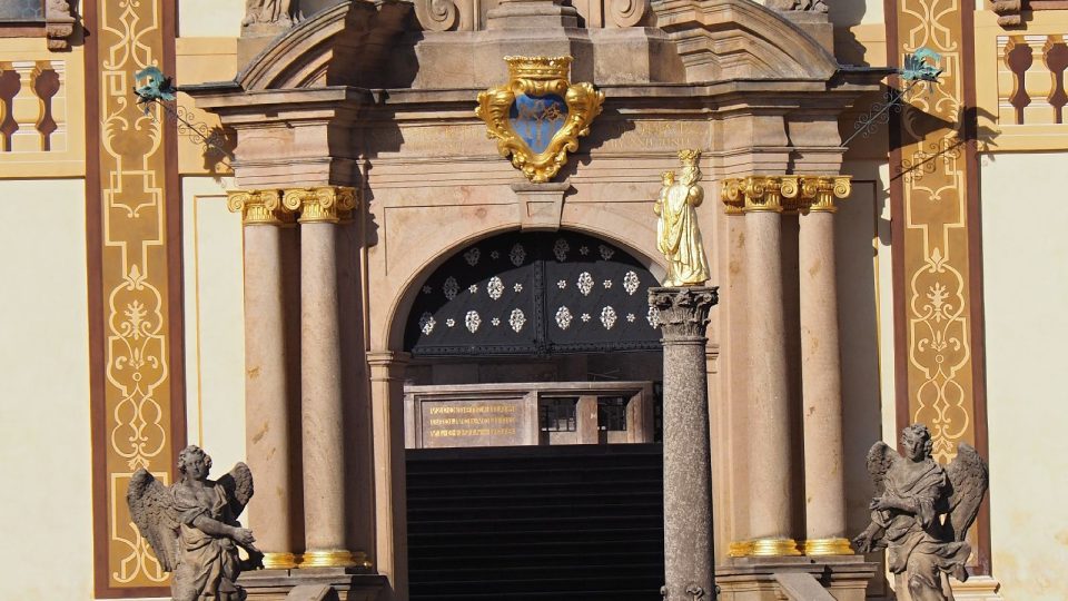 Mariánský sloup - Pražská brána poutního areálu Svatá Hora