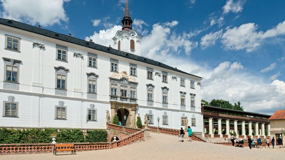 Velké nádvoří a hlavní budova zámku s částí sloupové kolonády | foto: Zdeněk Truhlář, Český rozhlas Velké nádvoří a hlavní budova zámku s částí sloupové kolonády