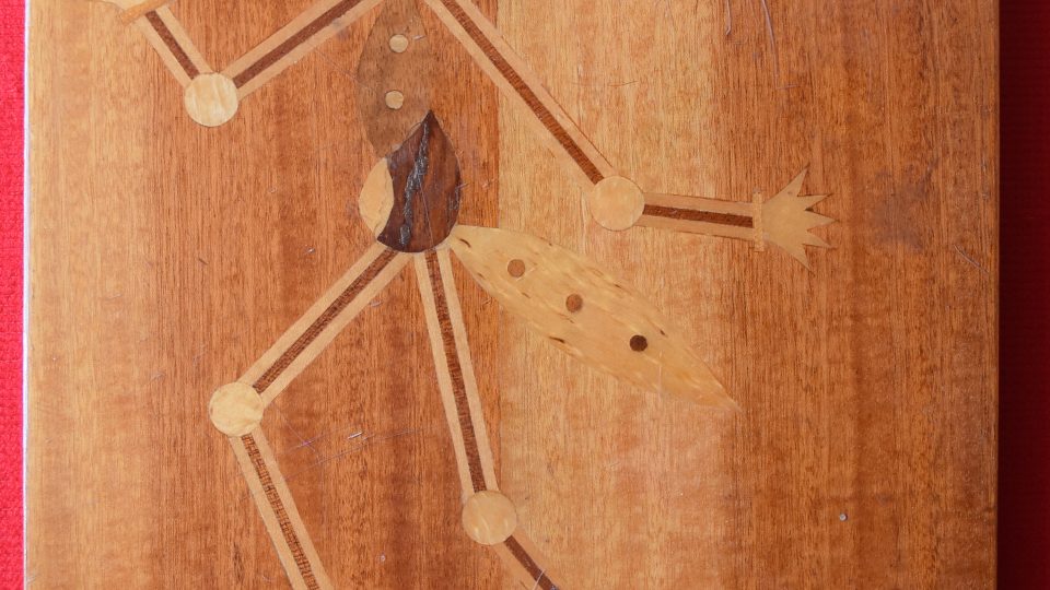 Nástěnná dekorace. Obraz „Ferdy mravence“ tvořený po domácku metodou intarzie