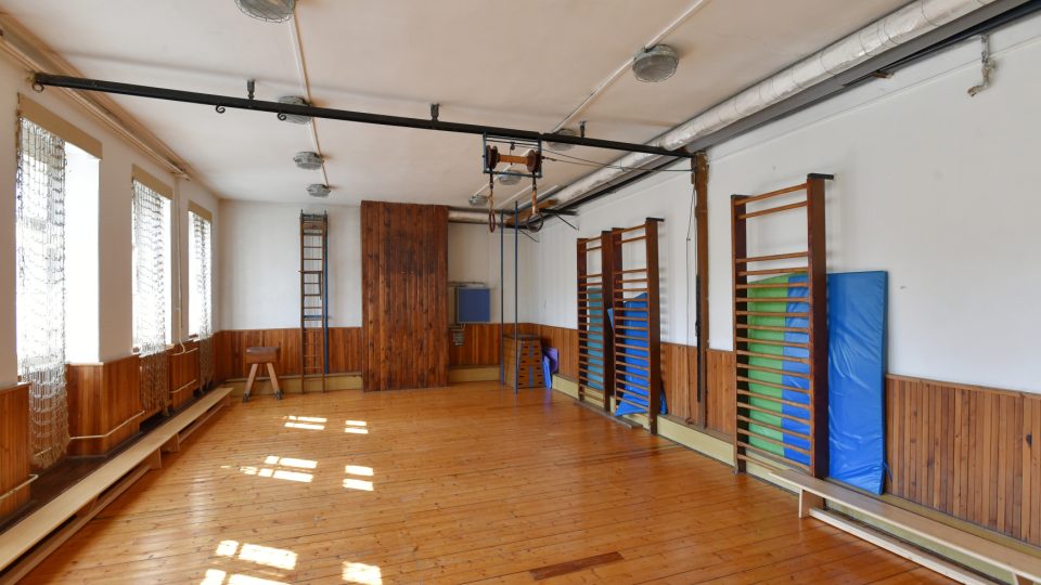 Prázdné prostory v opuštěné budově bývalé základní školy v ulici Dukelských hrdinů v Chodově. Objekt by měl po rekonstrukci sloužit místní základní umělecké škole | foto: Slavomír Kubeš, ČTK Prázdné prostory v opuštěné budově bývalé základní školy v ulici Dukelských hrdinů v Chodově. Objekt by měl po rekonstrukci sloužit místní základní umělecké škole