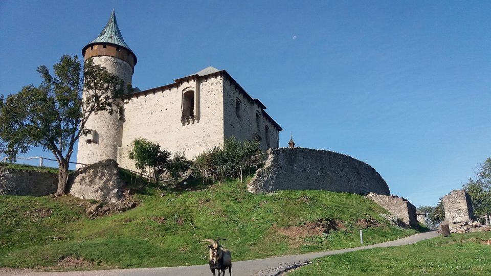 Příchod ke státnímu hradu Kunětická hora