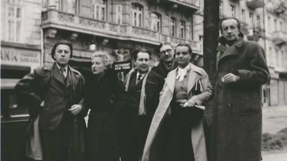 Z návštěvy André Bretona a Paula Eluarda v Československu 10. 4. 1935, výlet do Karlových Varů