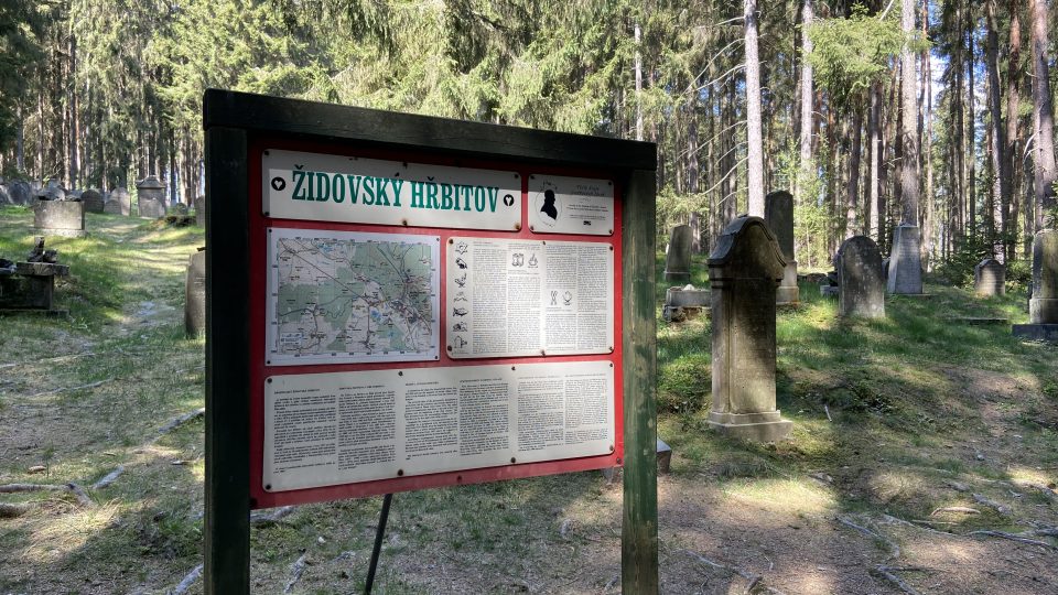 Židovský hřbitov se nachází asi 400 metrů od centra obce Drmoul