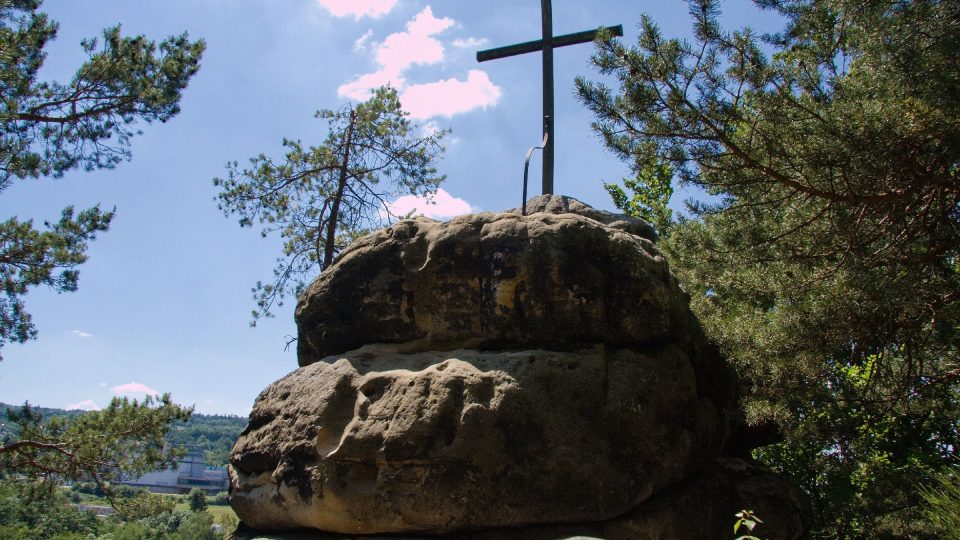 Dřevěný kříž na vrcholu pískovcové skály