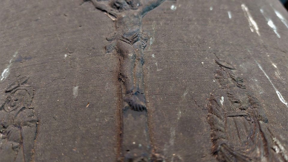 Detail na zvonu s výjevem Kalvárie | foto: Vladislava Wildová, Český rozhlas Detail na zvonu s výjevem Kalvárie
