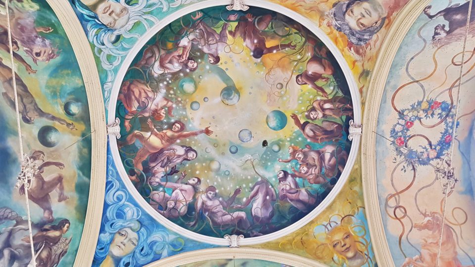 Cyklus nástropních fresek s motivy „Člověk a vesmír“ je dílem malíře Josefa Vyleťala